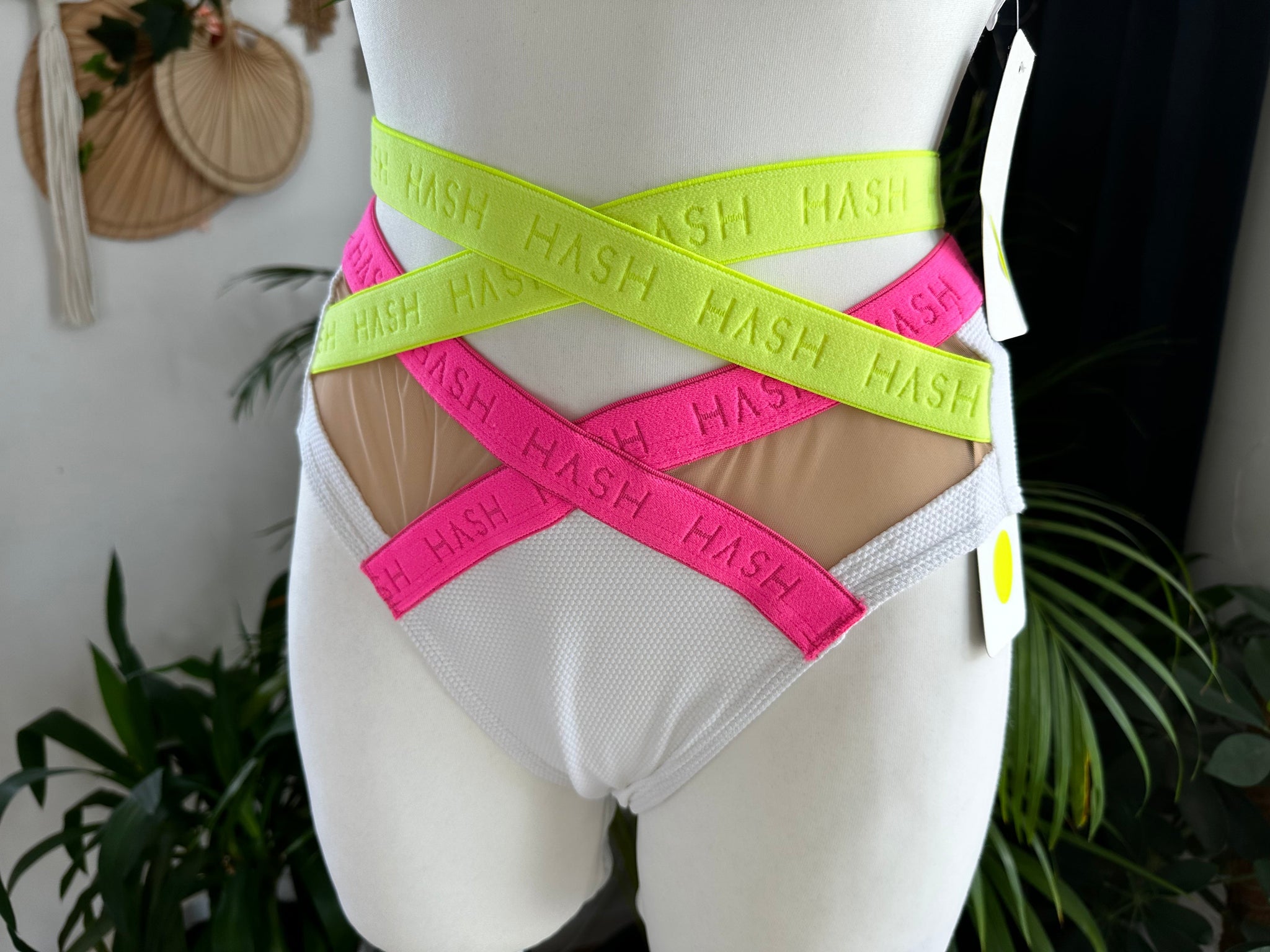 SHORT MESH WHITE 3D WITH YELLOW AND PINK FINISH OUTLET -30%