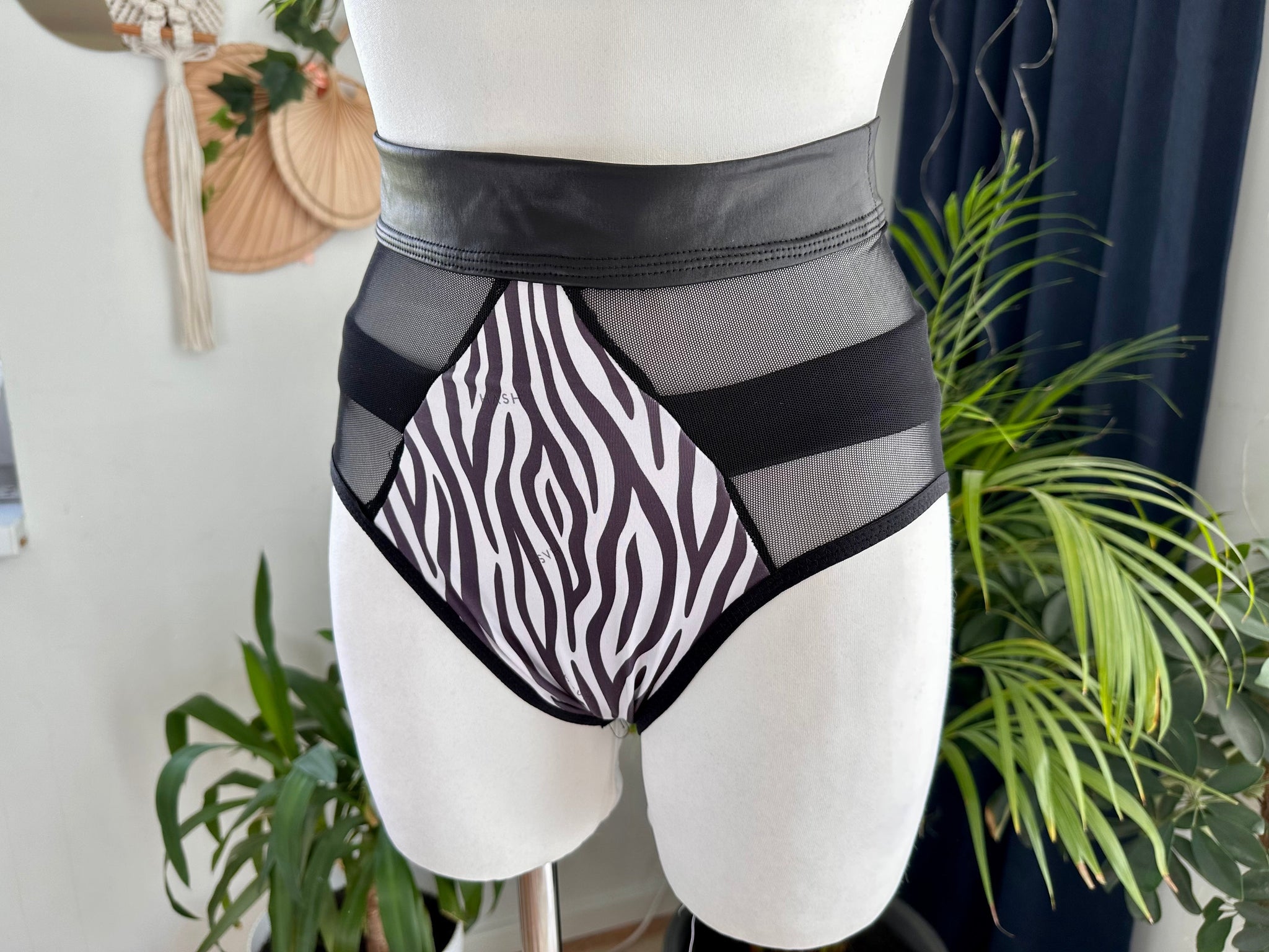 EMPIRE SHORT BLACK WITH LEATHER ZEBRA OUTLET -30%