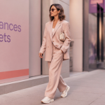 Basket blanche femme tendance 2025 sur trottoir urbain