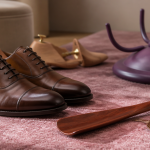chaussee pied bois rose sur tapis avec chaussures