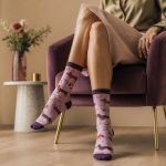 chaussettes rigolotes femme sur jambes élégantes
