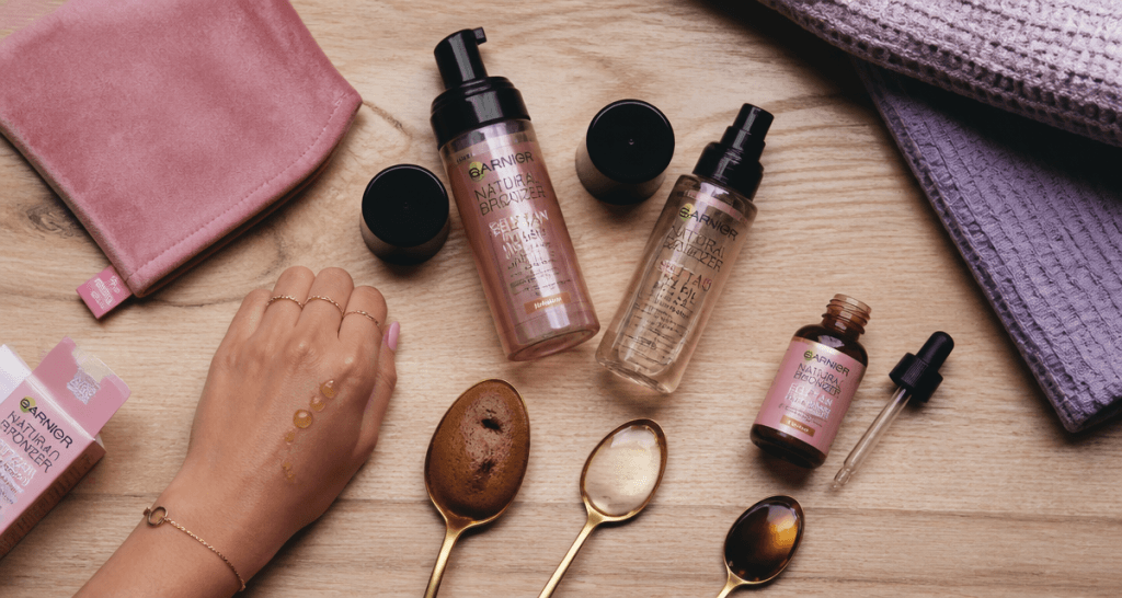 natural bronzer garnier avis mousse huile gouttes sur table