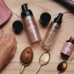 natural bronzer garnier avis mousse huile gouttes sur table