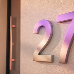 numero de maison design sur facade moderne