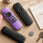 Télécommande universelle portail posée sur table avec accessoires