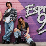 tenue année 90 urbaine devant mur rose