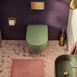 toilette coloré vert sauge mur violet terrazzo