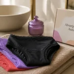 Herloop culotte menstruelle sur linge beige, gros plan en salle de bain