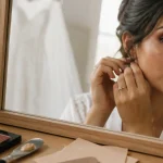Maquillage pour mariée brune : pinceaux et palette cuivrée prune