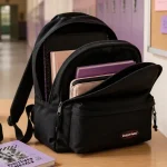 Sac eastpak pour le collège sur table, compartiments ouverts