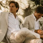 Tenue mariage homme été : marié en lin beige et chemise blanche, vin d’honneur