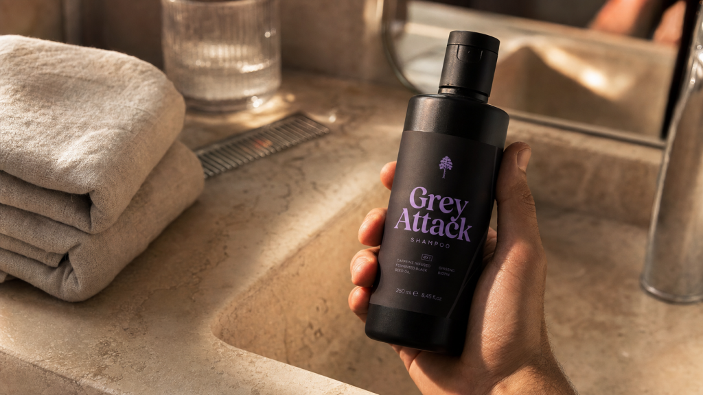 Alpecin Grey Attack avis : bouteille de shampoing gris dans salle de bain