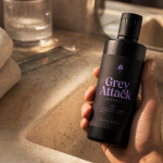 Alpecin Grey Attack avis : bouteille de shampoing gris dans salle de bain