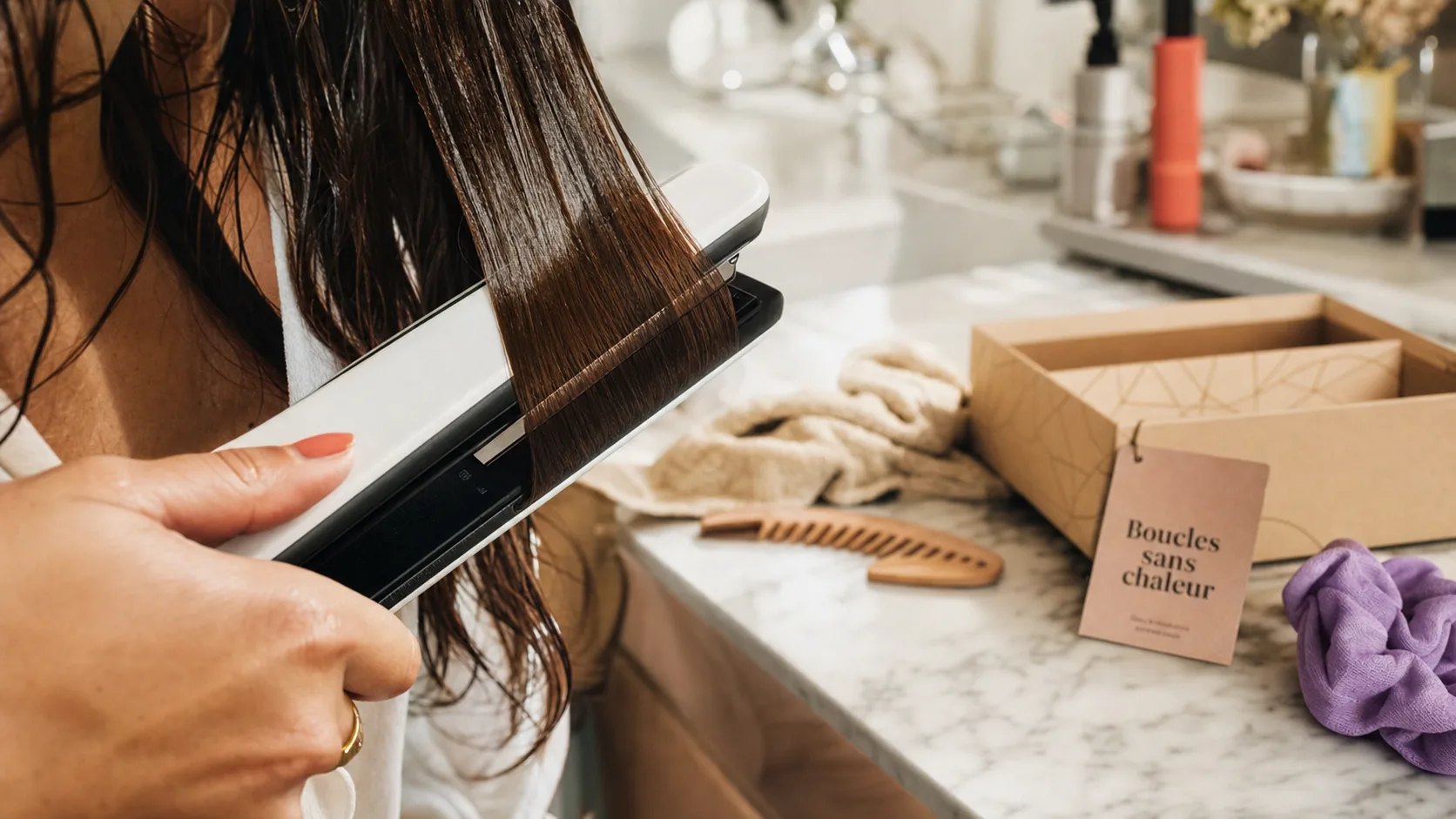 Comment boucler ses cheveux rapidement : boucles sans chaleur, mèches entre plaques