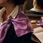 Foulard autour du cou noué, nœud simple et élégant