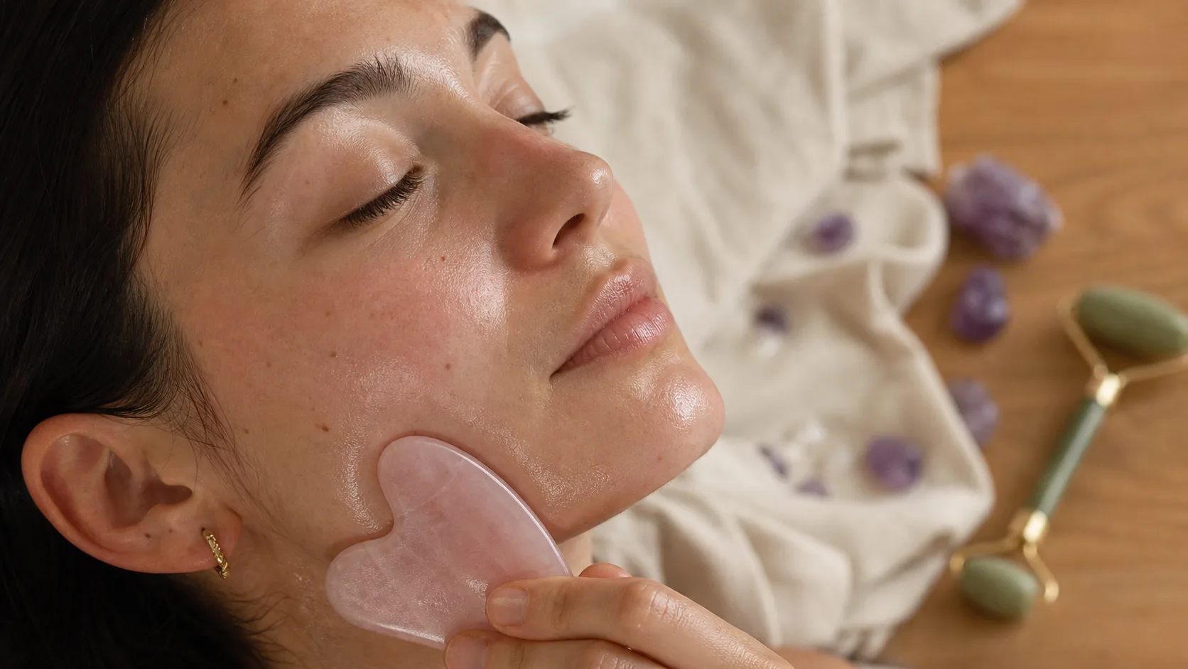 Gua sha bienfaits : pierre sur mâchoire pour le visage