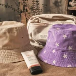 Les bobs à comparer : chapeaux avec protection UV en coton et motifs