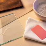 Comment enlever de la colle sèche sur verre, bois et plastique sans abîmer le support