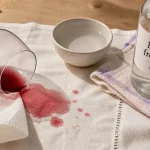 Comment enlever des taches de vin rouge : tamponner à l’eau froide, gestes à éviter
