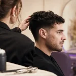Coupe calvitie : buzz cut chez le coiffeur