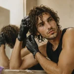 Cheveux frisés homme : crème et hydratation au lavabo
