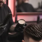 Coupe de cheveux crete : crête et côtés dégradés, coiffure mulet ou crête