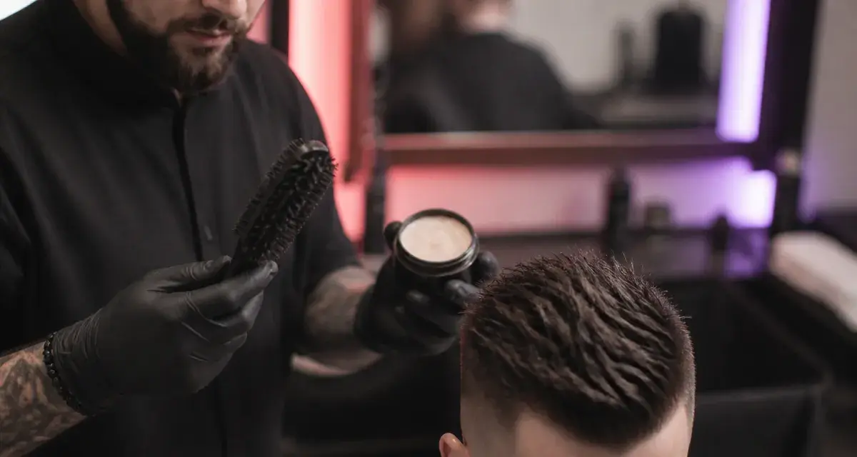 Coupe de cheveux crete : crête et côtés dégradés, coiffure mulet ou crête