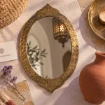 Déco marocaine : miroir laiton et zellige dans une entrée moderne, ambiance raphia