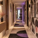 Idée déco couloir long : rythme au sol et miroir pleine hauteur